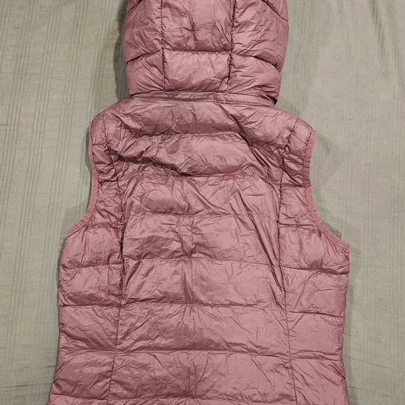 Women's Mauve Quilted Puffer Vest. - Picture 3 of 11
